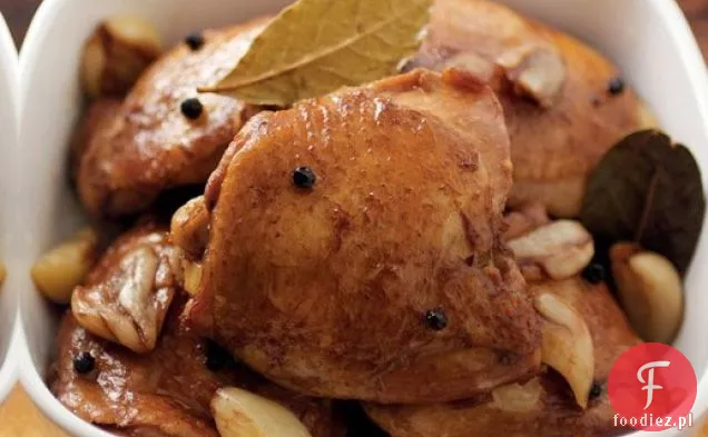 Klasyczny kurczak Adobo z książki kucharskiej Adobo Road