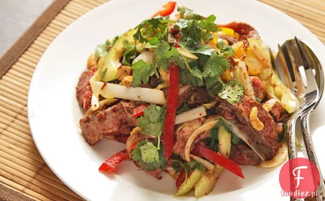 Sałatka stekowa z ogórkiem, papryką i pikantnym sosem rybnym Vinaigrette