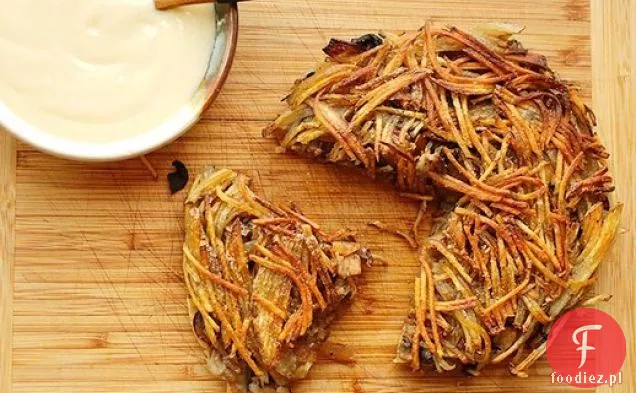 Wegańskie: chrupiące ziemniaki, cebula, i grzyby Rösti
