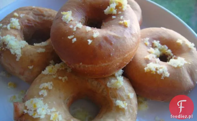 Przyprawione pączki z kardamonem, kawą i pomarańczą