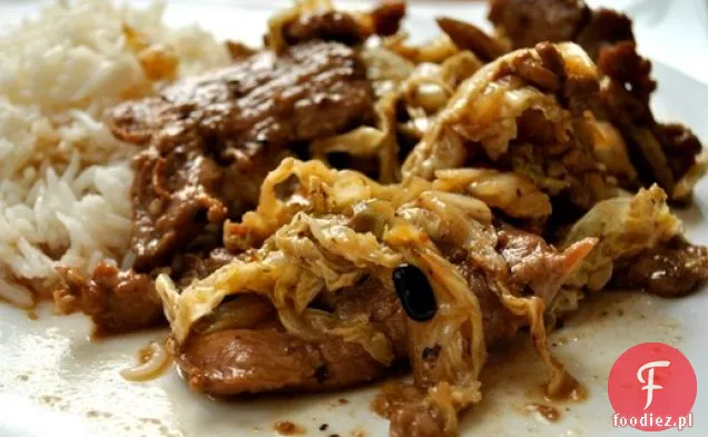 Podsmażona wieprzowina i kapusta z sosem z Czarnej Fasoli