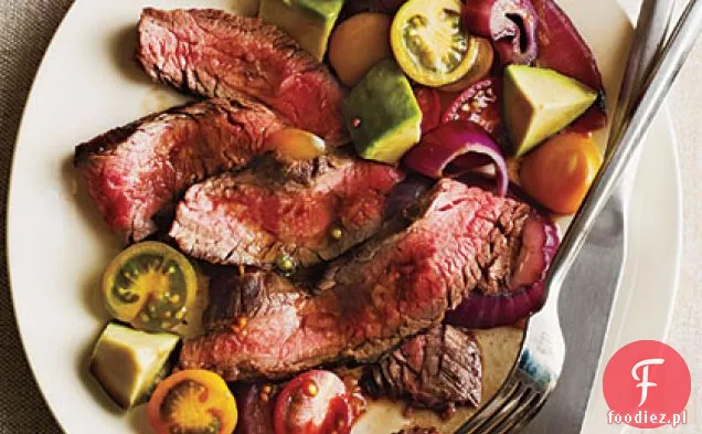 Grillowany stek z cebulą, awokado i pomidorami