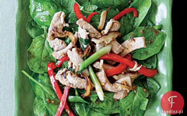 Sałatka szpinakowa ze smażoną wieprzowiną i ciepłym imbirem Vinaigrette
