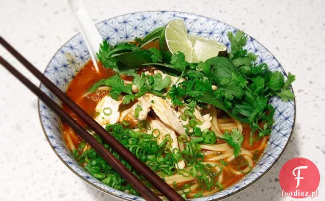 20-minutowa tajska zupa z makaronem Curry z kurczakiem