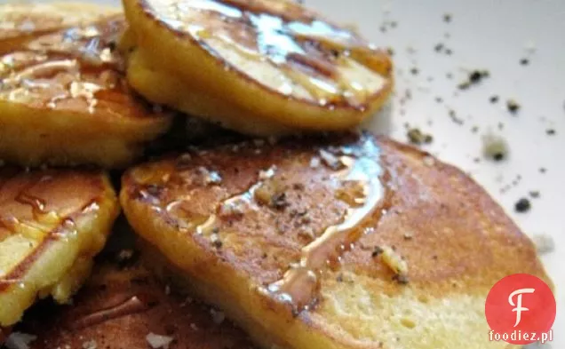 Niedzielny Brunch: naleśniki z mąki kukurydzianej z miodem, solą i pękniętym czarnym pieprzem