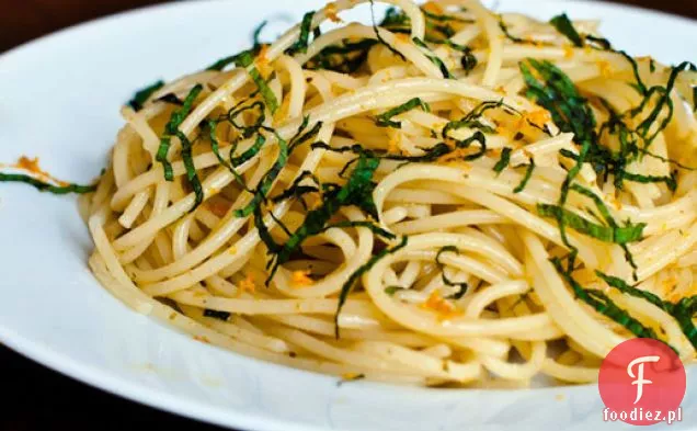 Spaghetti z pyłkiem kopru włoskiego, pomarańczą, czosnkiem i miętą