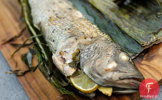 Grillowanie: faszerowane ryby zawinięte w liść bananowca