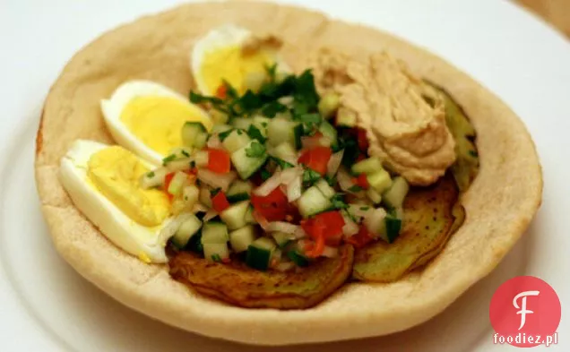Kolacja: Sabich (kanapka z bakłażanem z jajkami na twardo)