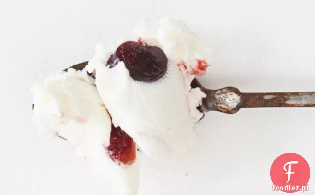 Lody z kozim serem z pieczoną czerwoną wiśnią