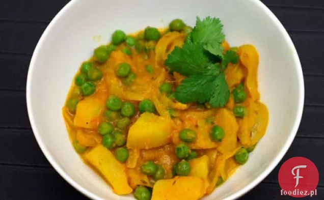 Curry z ziemniaków i grochu (Aloo Matar)
