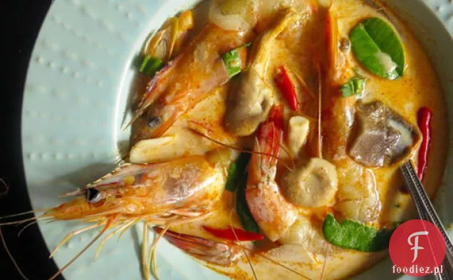 Kremowy Tom Yam Kung (tajska gorąca i kwaśna zupa z krewetkami)