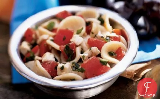 Orecchiette z pomidorami, świeżą mozzarellą i bazylią