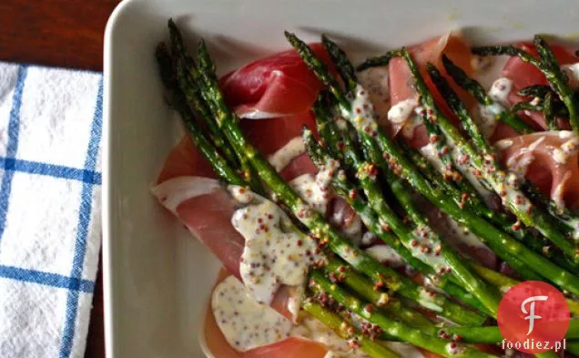 Kolacja: szparagi z sosem musztardowym Crème Fraiche i Prosciutto