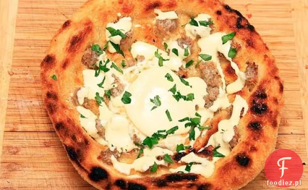 Smażona Pizza śniadaniowa z kiełbasą, jajkami, parmezanem i holenderskim