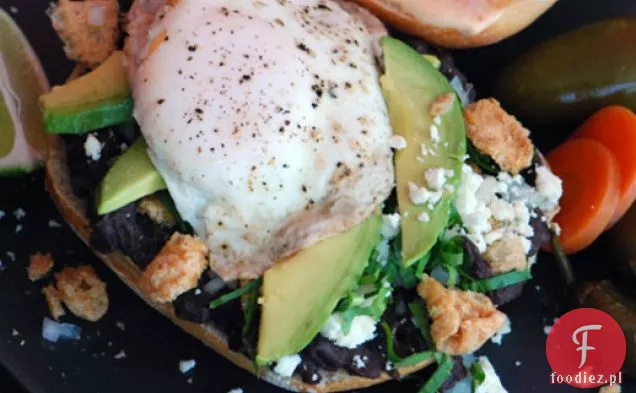 Torta śniadaniowa (meksykańska Kanapka śniadaniowa z jajkami, chrupiącą wieprzowiną i fasolą)