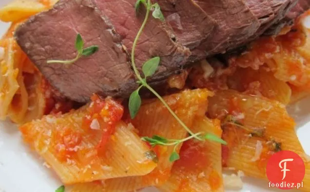 Świeże Rigatoni z Marinarą i stekiem