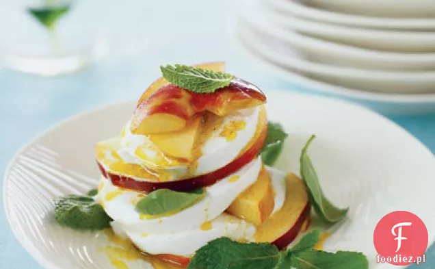 Sałatka z brzoskwiniami i miętą Caprese z Curry Vinaigrette