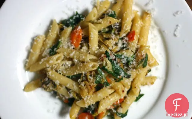 Penne ze smażoną cukinią, słonecznymi Złotami i rukolą