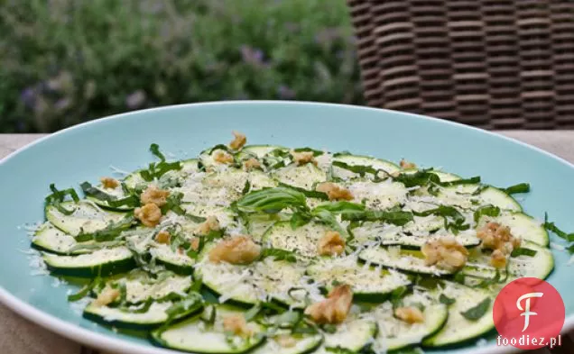 Sałatka Carpaccio z cukinii z parmezanem, bazylią i orzechami włoskimi
