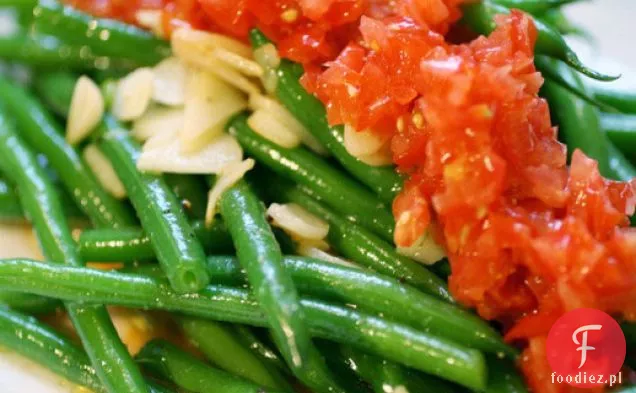 Chrupiąca Sałatka Haricots Verts ze świeżymi pomidorami i czosnkiem