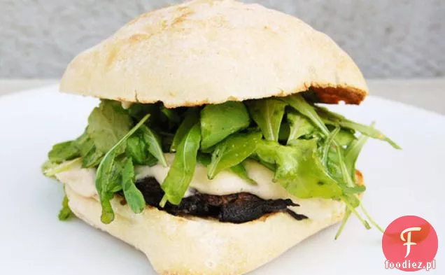 Grillowane kanapki z grzybami Portobello z rukolą i białą fasolą