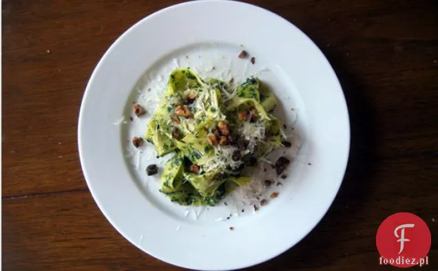 Papperadelle Z Ricottą, Chardą Szwajcarską, Orzechami Włoskimi I Parmezanem