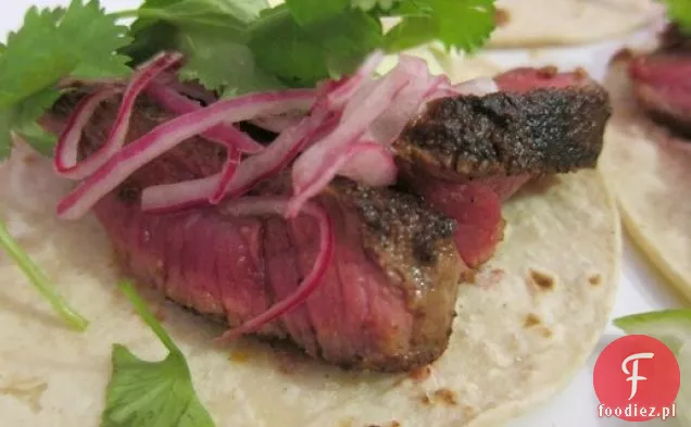 Tacos z polędwicą wołową i marynowaną cebulą