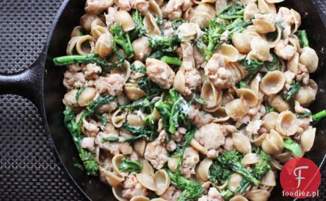 Patelnia Orecchiette z kiełbasą i brokułami Rabe