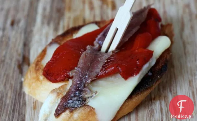 Sardela, czerwona papryka i Pintxos Manchego
