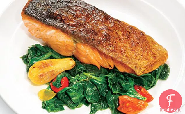 Pieczony łosoś ze zwiędłym szpinakiem