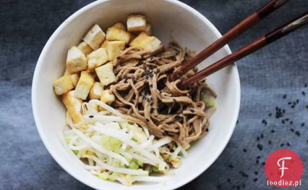 Makaron orzechowy Soba z tofu i marynowanymi kiełkami fasoli