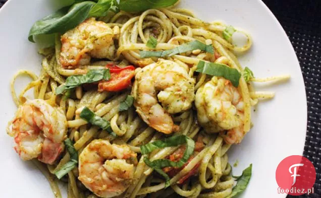 Patelnia Pesto makaron z krewetkami i orzeszkami pinii