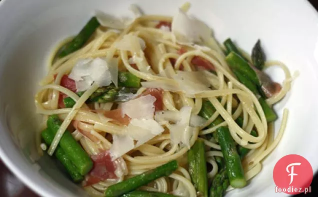 Linguini ze szparagami, Prosciutto i kaparami