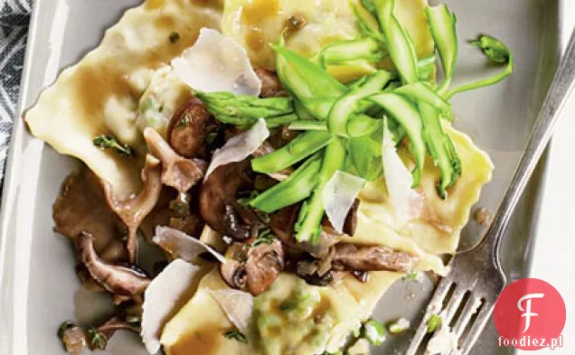 Ricotta-ravioli z groszkiem ze szparagami i pieczarkami