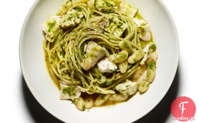 Makaron pełnoziarnisty z kapustą i pieczonym kurczakiem