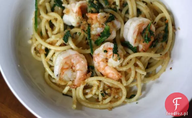 Bucatini z pikantnymi krewetkami, rukolą i bułką tartą