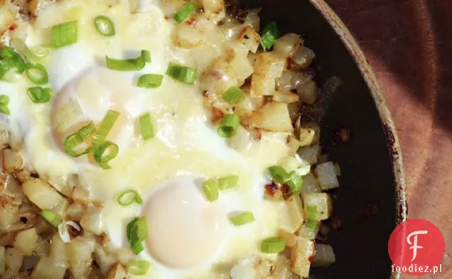 Jajka na miękko gotowane na serowej patelni Hash