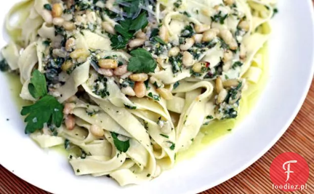 Letnie Tagliatelle Jamiego Olivera z pietruszką i orzeszkami piniowymi