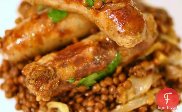 Kiełbaski i soczewica z pieczoną na słodko szalotką