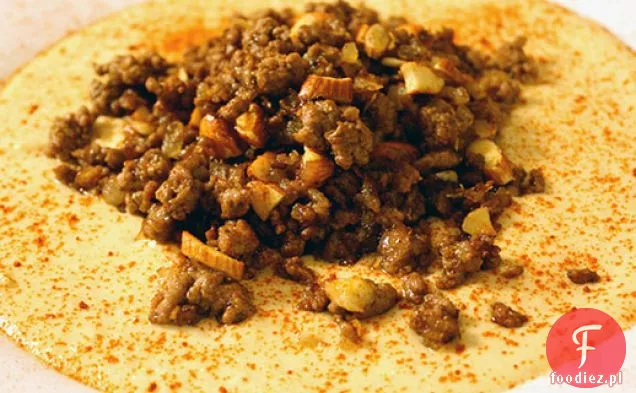 Kolacja: Hummus z mieloną jagnięciną i migdałami