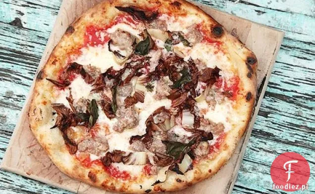 Pizza z kiełbasą i Radicchio