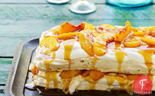 Migdałowa Pavlova z brzoskwiniami, śmietaną i solonym brzoskwiniowym karmelem