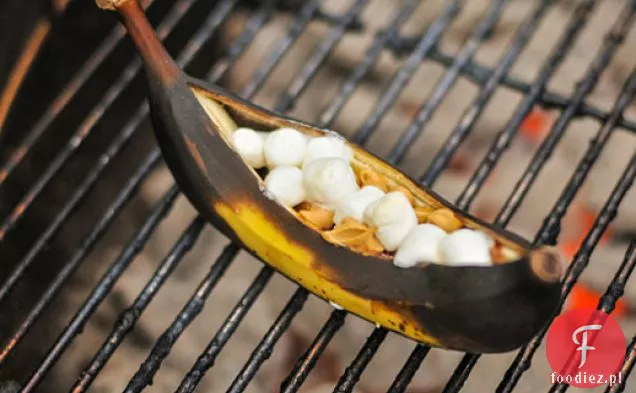 Grillowane łodzie bananowe z masłem orzechowym, czekoladą i piankami