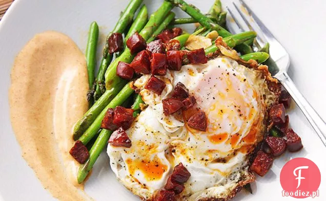 Smażone szparagi z Chorizo, smażonymi jajkami i wędzoną papryką Allioli