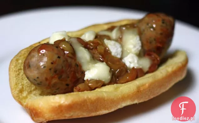 Grillowane włoskie kiełbaski z prażonymi winogronami i serem z mleka owczego