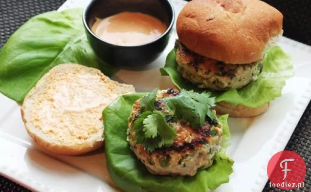 Patelnia z kurczaka hamburgery z imbirem, szalotki, i Sriracha majonez