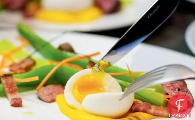 Nowoczesna Salada Lyonnaise z porami, Lardonami i Oeuf Mollet z ' Daniel