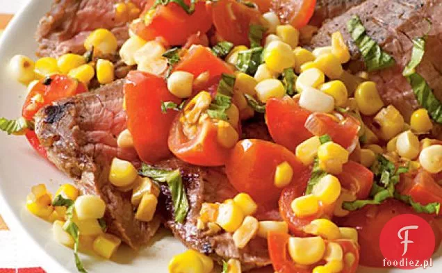 Smażona kukurydza i pomidor na patelni