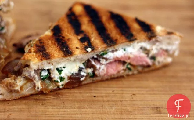 Kolacja: stek Panini z kozim serem i karmelizowaną cebulą