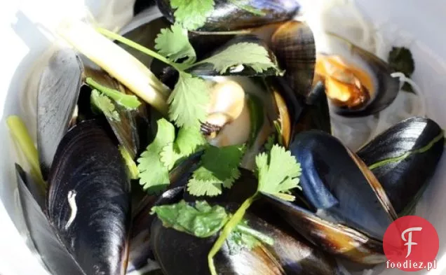 Kolacja dla dwojga: małże Kokosowe z imbirem, trawą cytrynową, Chili i kolendrą na makaronach ryżowych